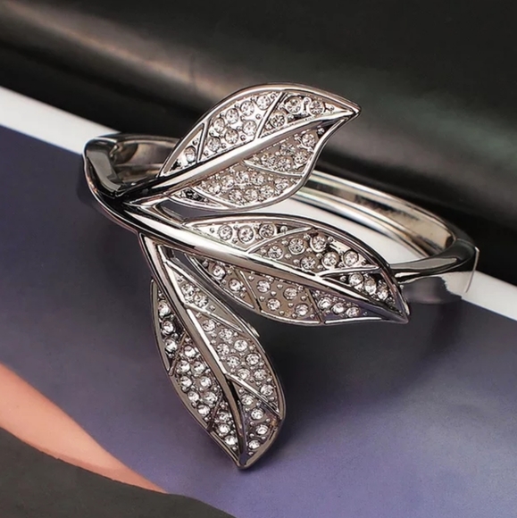 Silver Leaf Design Cuff Women Fashion Bracelet - Picture 2 of 3